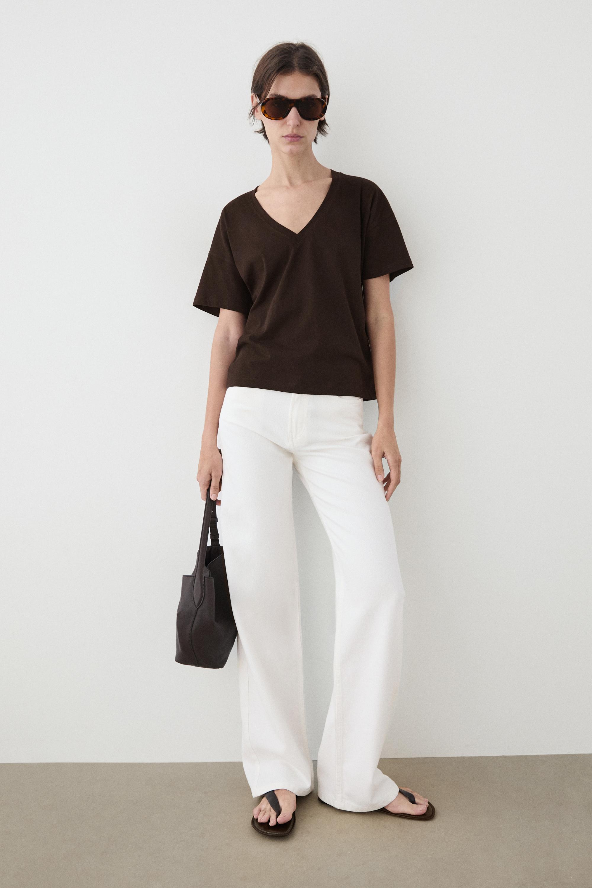 Flowing cropped fit V-neck T-shirt